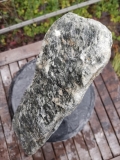 Specksteinsule; Brasilien; dunkelgrau mit schwarzen Punkten;18.050 kg